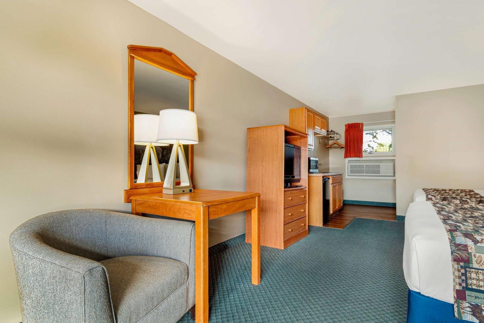 Super 8 By Wyndham Lake George/Downtown Exterior photo