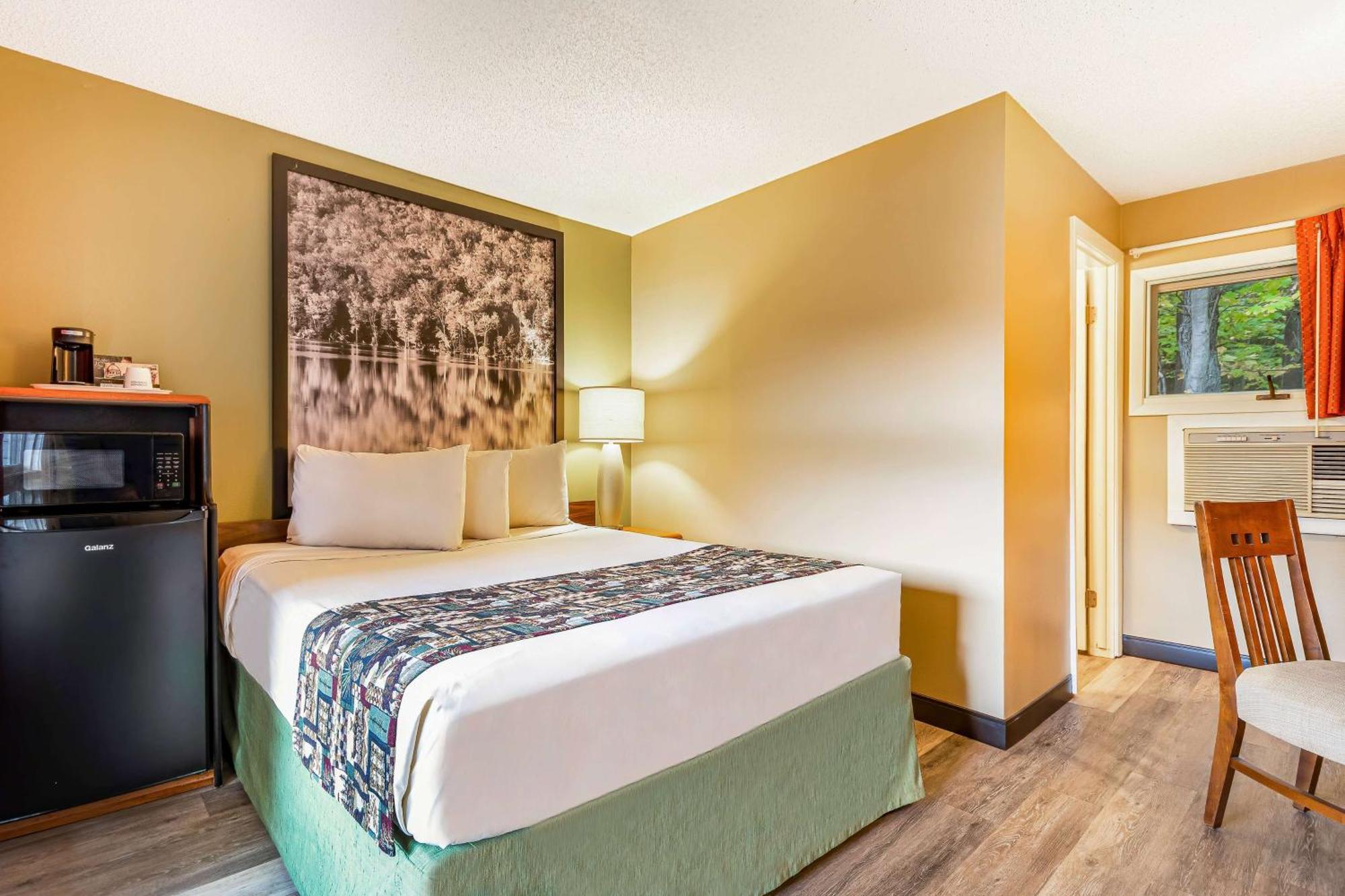 Super 8 By Wyndham Lake George/Downtown Exterior photo